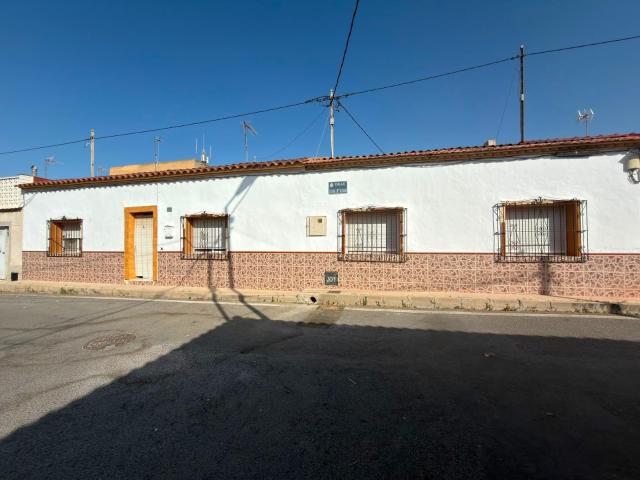 Oportunidad Única: Vivienda Unifamiliar en Parcela Urbana con Doble Acceso