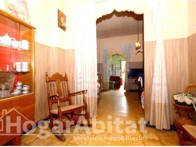 ¡OPORTUNIDAD ÚNICA! AMPLIA CASA PARA REFORMAR CON PATIO Y TRASTERO