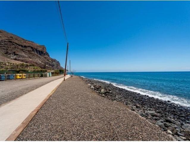 ¡Oportunidad única! Casa adosada en primera línea de playa en Playa de Tasarte