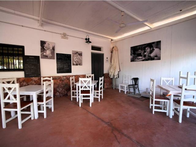 Oportunidad Única: Casa con Restaurante Pizzería en Rodalquilar
