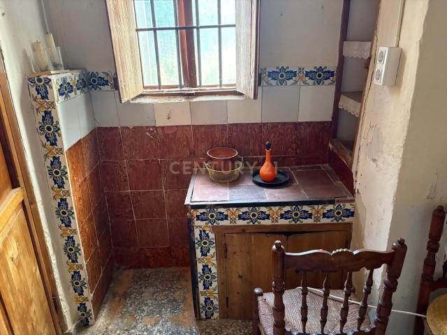 ¡Oportunidad única! Casa rural para reformar en el hermoso entorno natural de Antella