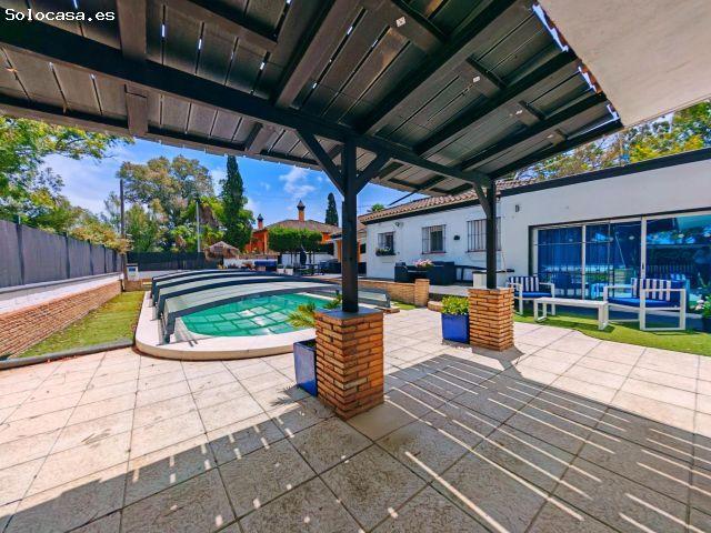 Oportunidad única: chalet con piscina climatizada, sala de juegos y habitación independiente para in