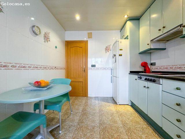 ¡Oportunidad única! Chalet esquinero con piscina a 5 min de la playa