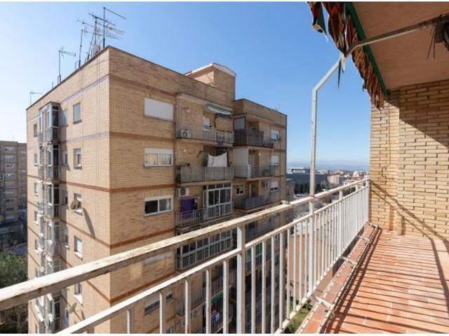 OPORTUNIDAD UNICA DE INVERSIÓN: PISO TOTALMENTE EXTERIOR CON TERRAZA JUNTO A ALCAMPO