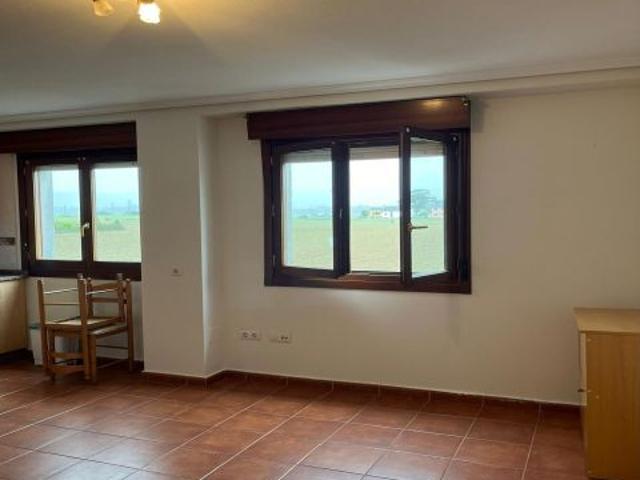 ¡Oportunidad Única en Tapia de Casariego! Luminoso Piso a Solo Pasos del Mar Cómpralo por 585€ /