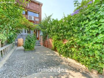 ¡Oportunidad única en el Barrio del Besòs i el Maresme! Casa de 3 plantas en
