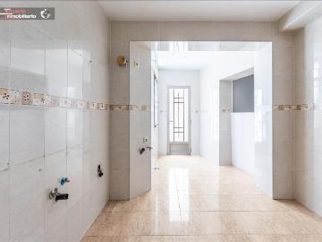Oportunidad única en el centro de Gador: Piso para reformar a tu gusto por solo €55,000