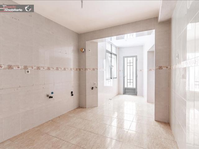 Oportunidad única en el centro de Gador: Piso para reformar a tu gusto por solo €55,000