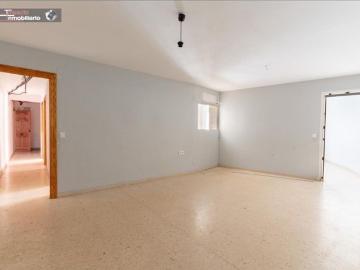Oportunidad única en el centro de Gador: Piso para reformar a tu gusto por solo €55,000