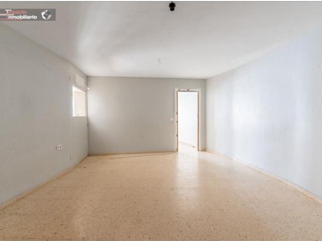 Oportunidad única en el centro de Gador: Piso para reformar a tu gusto por solo €55,000