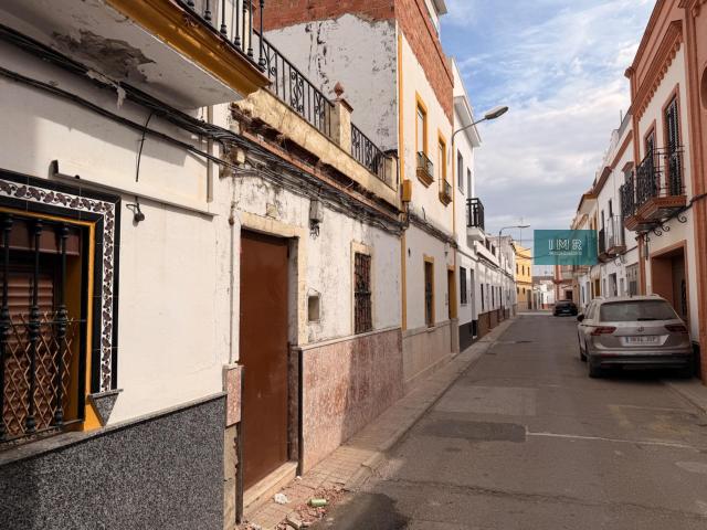 ¡OPORTUNIDAD ÚNICA EN EL CENTRO DE LOS PALACIOS! Terreno/Casa con doble acceso a dos calles