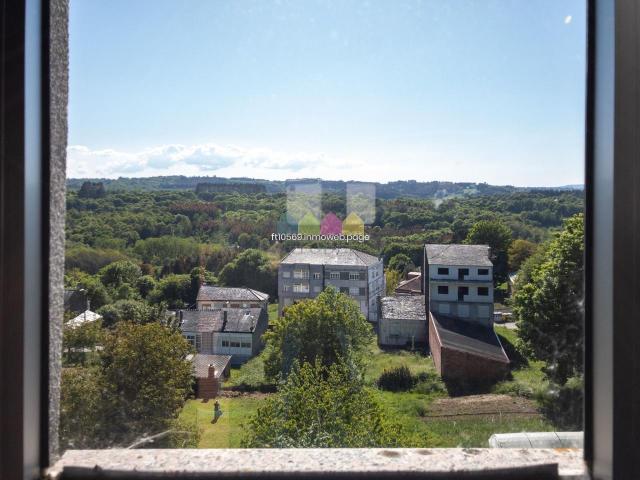 Oportunidad única en el centro de Vilalba 2 pisos de 138 m² cada uno en ladrillo Edificio bien conservado del 87 | 5 estancias + 2 baños por piso | Balcón | Sin ascensor | Vistas despejadas