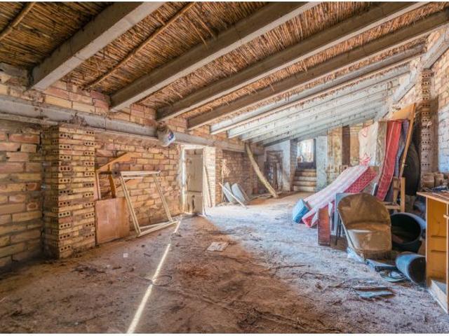 ¡OPORTUNIDAD ÚNICA EN EL PONTÓN REQUENA ! CASA A DOS CALLES CON LUZ NATURAL Y MÚLTIPLES POSIBILIDAD