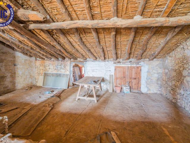 ¡OPORTUNIDAD ÚNICA EN EL PONTÓN REQUENA ! CASA A DOS CALLES CON LUZ NATURAL Y MÚLTIPLES POSIBILIDADES