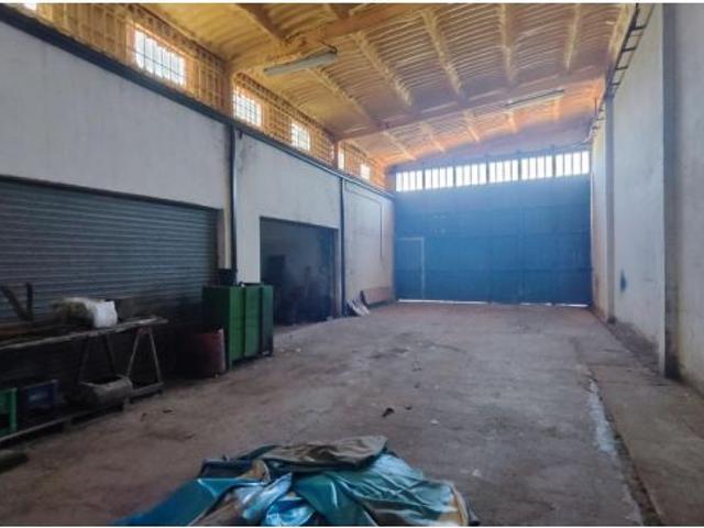 ¡Oportunidad Única en León Capital! Casa Unifamiliar con Gran Nave Industrial y Terraza privada de 1