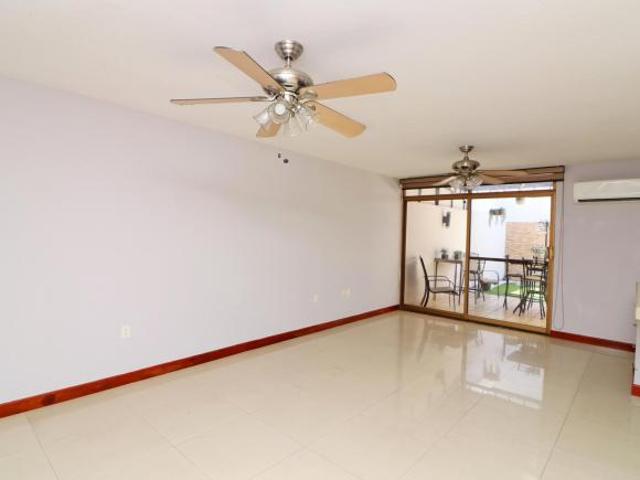 Oportunidad Única en Palos Prietos: Amplitud y Excelente Ubicación
