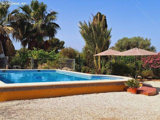 ¡Oportunidad Única! Encantador Chalet con Amplia Parcela en Alicante