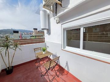 ¡Oportunidad! ÁTICO DE DISEÑO A ESTRENAR con Terraza y Vistas Panorámicas – Frente Metro L5 El Coll