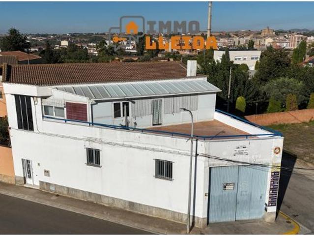 OPORTUNIDAD Casa adosada con almacén y patio