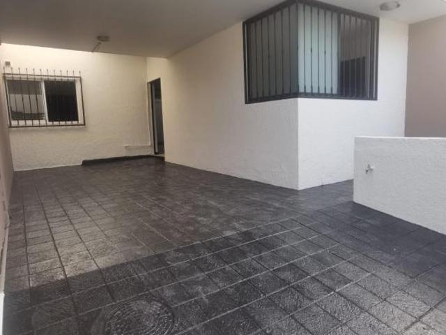 ¡OPORTUNIDAD! Casa de una sola planta en excelente ubicación en Arboledas!