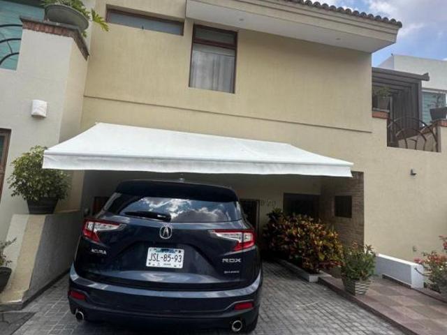 OPORTUNIDAD: Casa de 3 niveles + Terreno con Salón de Eventos en Bosque Real
