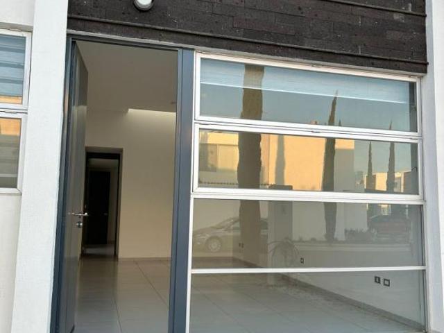 Oportunidad Casa en Nura 1 Piso y muy Amplia Gran Ubicación!