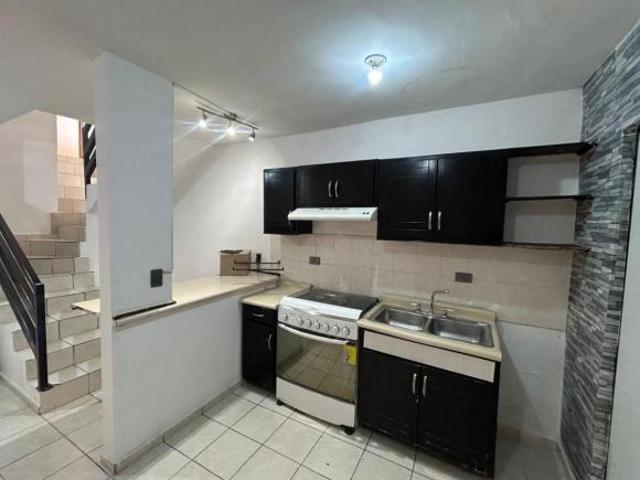 Oportunidad casa en venta en col. Vista Hermosa sobre Av. Central