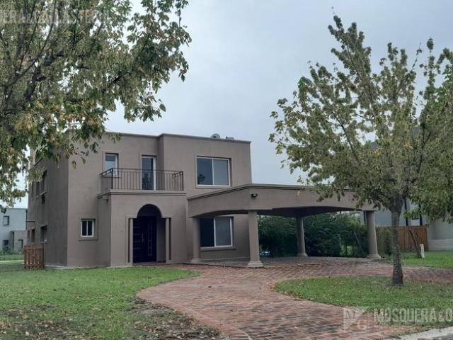 Oportunidad! Casa en venta en el Canton Golf con renta hasta 9/2026.Lote interno