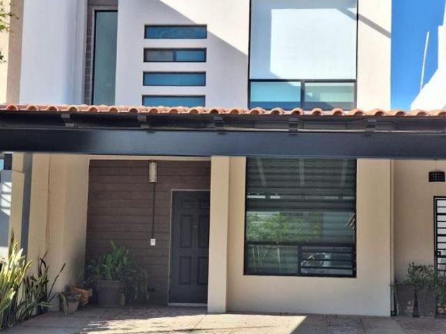 OPORTUNIDAD CASA EN VENTA EN PUNTA DEL ESTE 3 HABITACIONES