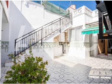 OPORTUNIDAD! CASA EN VENTA EN TERRASSA LA MAURINA, 3 H, GARAJE, ESTUDIO POLIVALENTE DE 35m², TRASTERO, PATIO Y TERRAZA