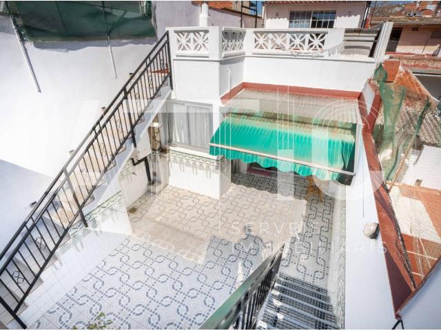 OPORTUNIDAD! CASA EN VENTA EN TERRASSA LA MAURINA, 3 H, GARAJE, ESTUDIO POLIVALENTE DE 35m², TRASTERO, PATIO Y TERRAZA