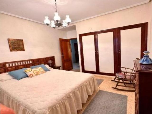 OPORTUNIDAD! CASA INDEPENDIENTE DE TRES PLANTAS EN VENTA EN EL VEINTIUNO
