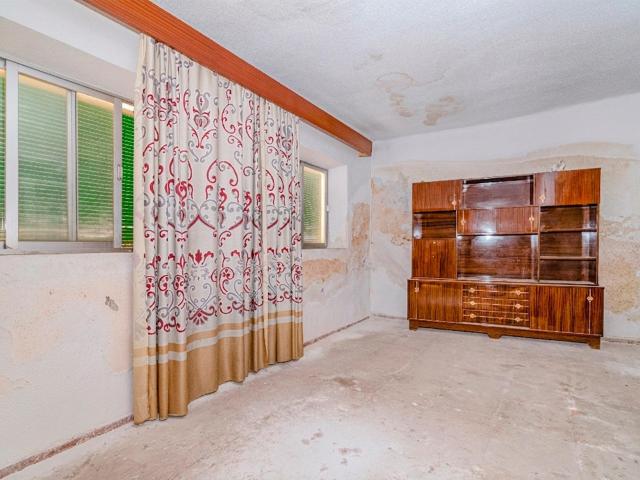 OPORTUNIDAD! CASA PARA REFORMAR EN LAS GABIAS