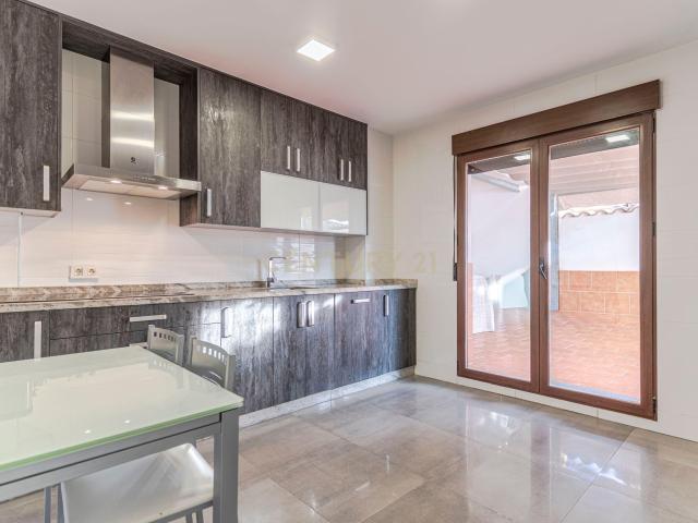 ¡ OPORTUNIDAD CENTRO GÜEVÉJAR ! AMPLIA VIVIENDA 2 PLANTAS