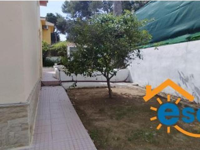 OPORTUNIDAD ! Chalet Independiente en calle Cosse en Salou con Piscina !