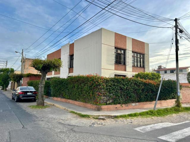 OPORTUNIDAD DE VENTA DE CASA DE 3 PISOS EN AREQUIPA