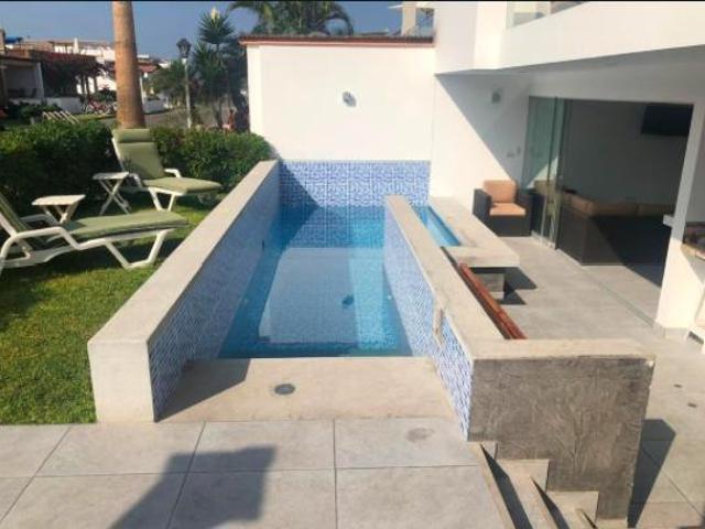 Oportunidad de Dos Casas de Playa en Una Con Piscina Propia