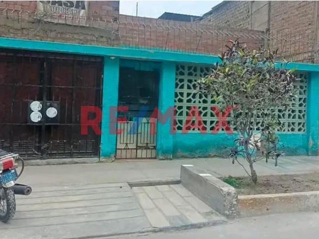 ¡Oportunidad De Inversión En Comas – Casa Como Terreno!