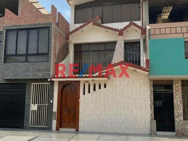 Oportunidad De Inversión En Chiclayo! Casa Familiar De 3 Pisos + Azotea Frente A Parque