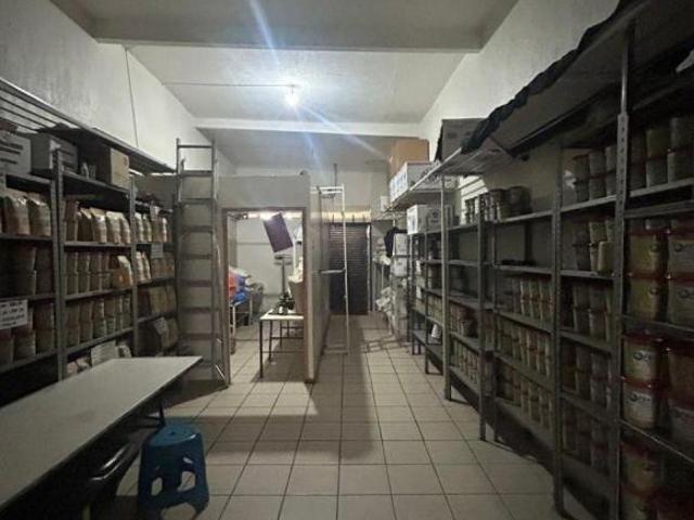 Casa en Venta en Esquina con Locales Comerciales a Pie de Calle