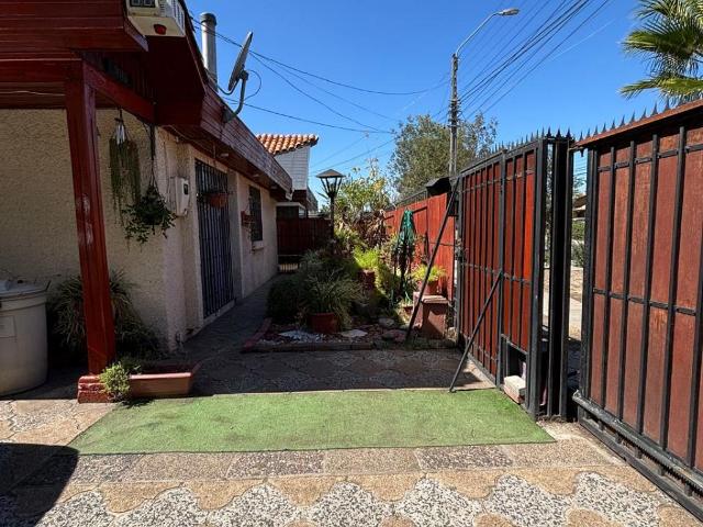 CASA DE 2 PISOS FACTIBILIDAD PARA ACTIVIDAD COMERCIAL