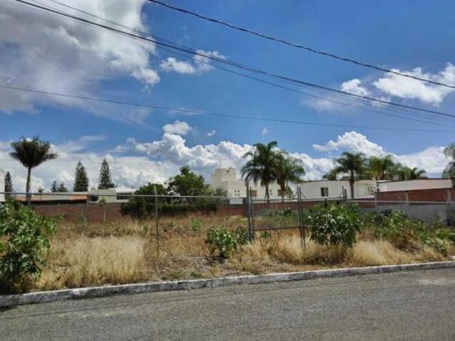 Oportunidad de inversión en terreno residencial en Villas de Irapuato, Guanajuato con vigilancia