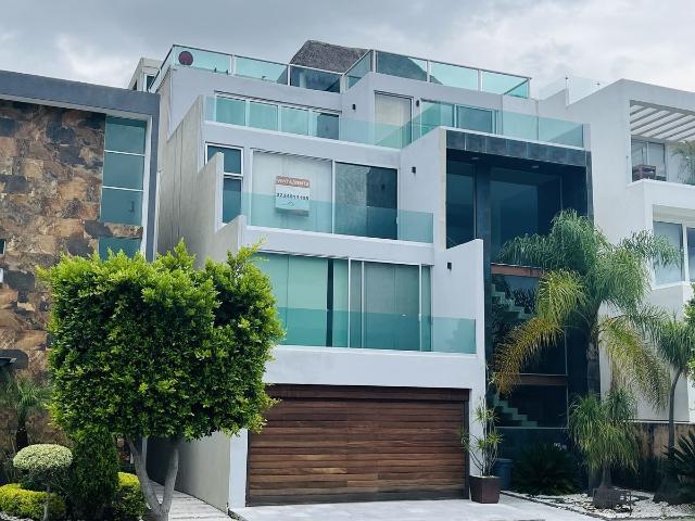 OPORTUNIDAD DE RESIDENCIA EN RENTA O VENTA DE 4 NIVELES CERCA DE SONATA LOMAS II