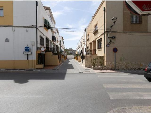 OPORTUNIDAD EN VENTA DE CASA ADOSADA DE TRES DORMITORIOS EN MARACENA