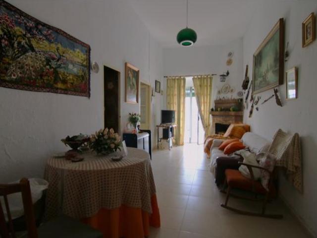Oportunidad en Alozaina: casa con terraza, terreno y mucho potencial