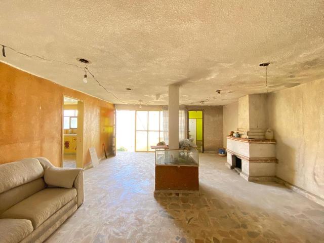 Oportunidad en Cda. Nogales: Casa de 40 A?os con Estructura S?lida en 225m2 de Terreno. ?Remodela a tu Gusto!