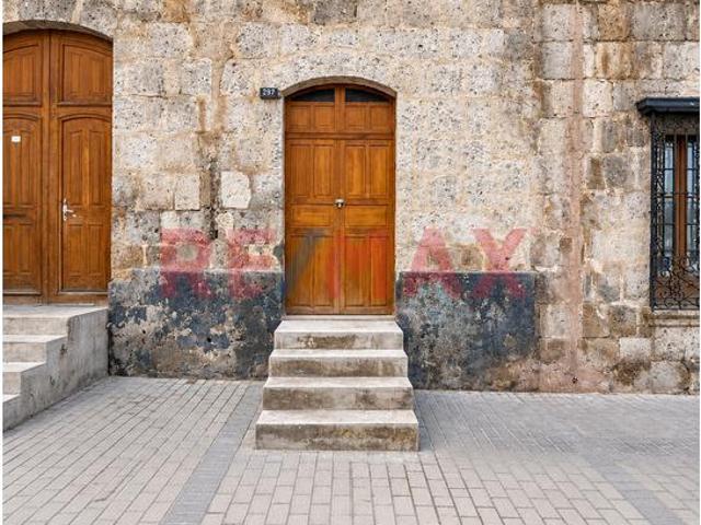 ¡Oportunidad En El Tradicional Barrio De San Lázaro! En Av. Juan De La Torre