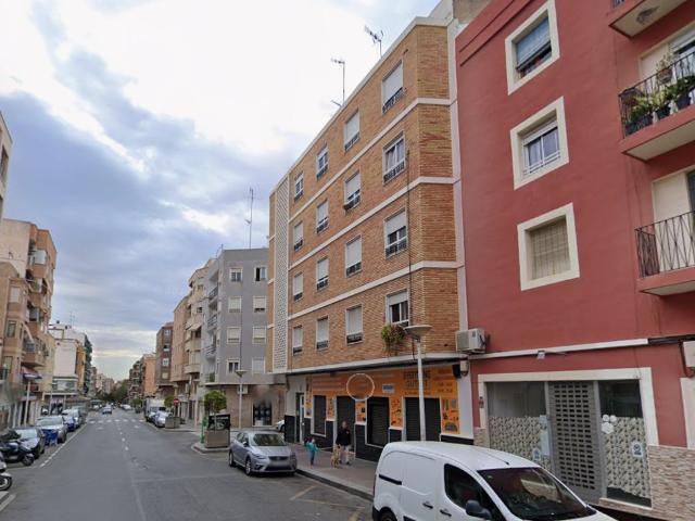 Oportunidad en Elche: Piso de 3 Habitaciones para Recuperar