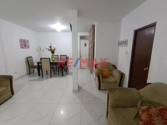 ¡Oportunidad En Lima Norte! Casa De 2 Pisos + Azotea En Venta
