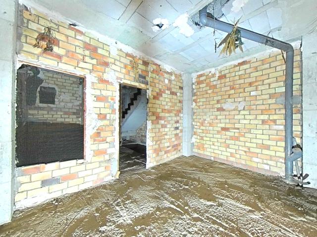 Oportunidad en Los Palacios: Chalet 295m² con Garaje a Reformar